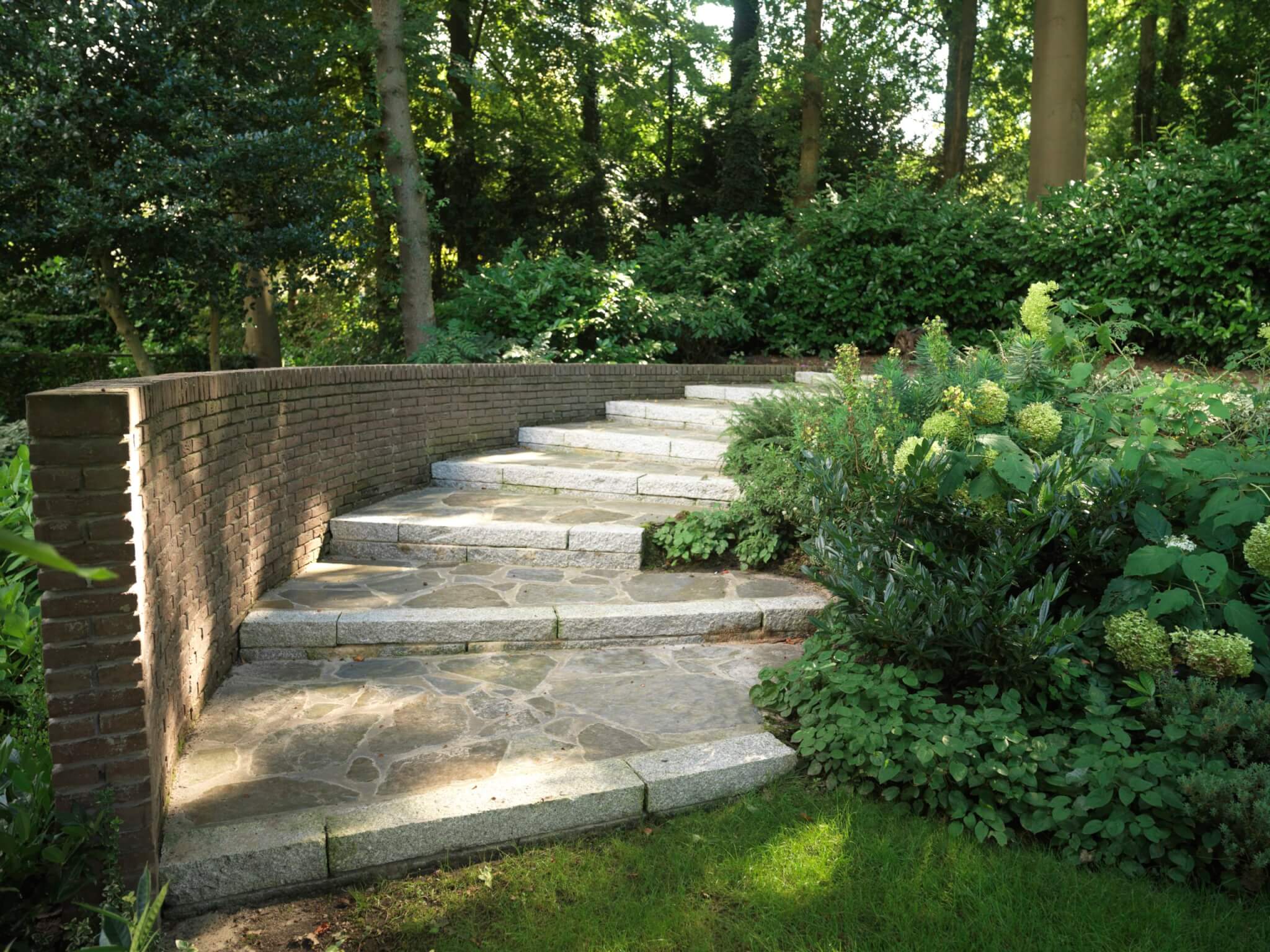 Voorbeeld stenen trap in tuin